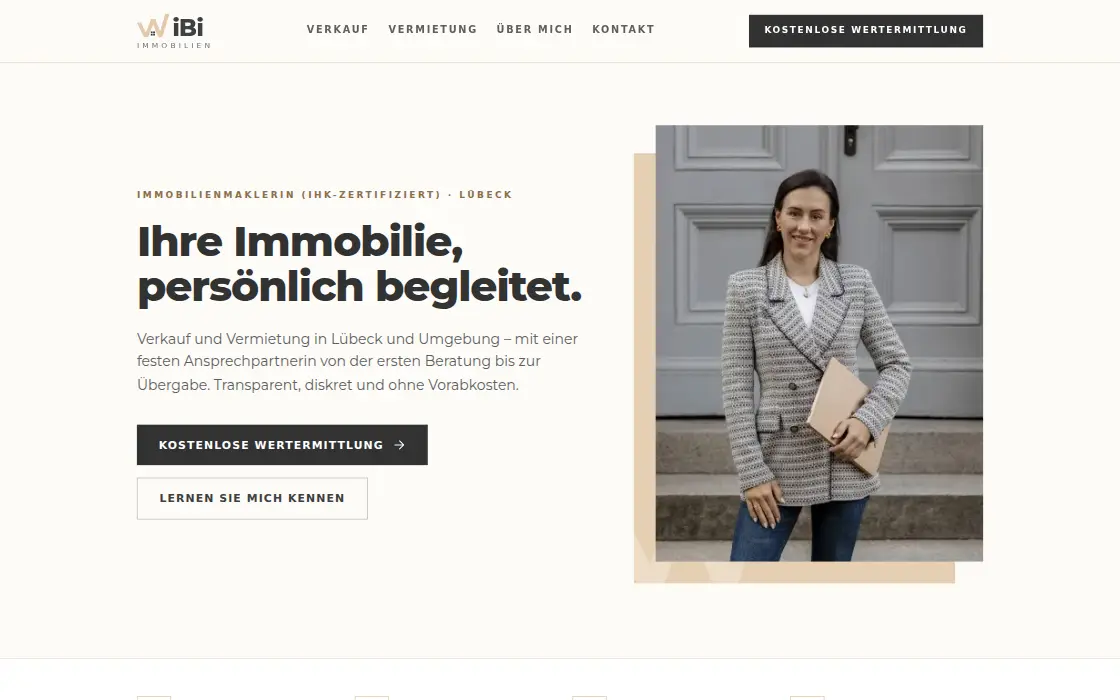 Startseite von WiBi Immobilien auf einem großen Bildschirm